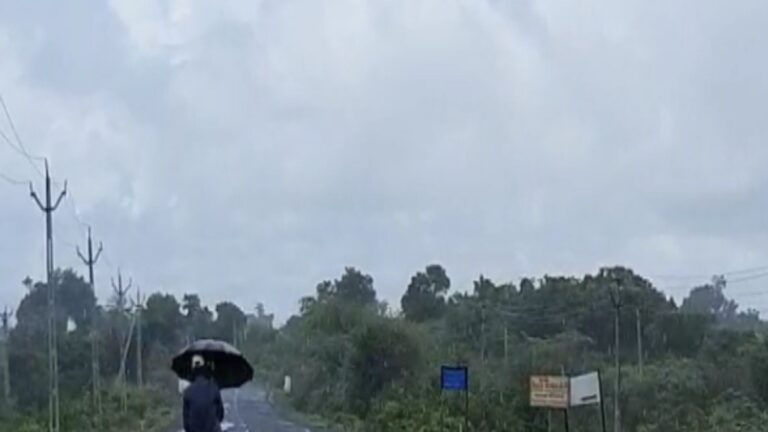 In the rural area of ​​Savarkundla, farmers were confused due to heavy rains with wind