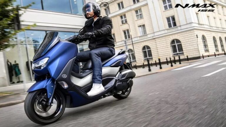 This scooter will automatically stop at a traffic signal! Yamaha's NMax 155 with many such features