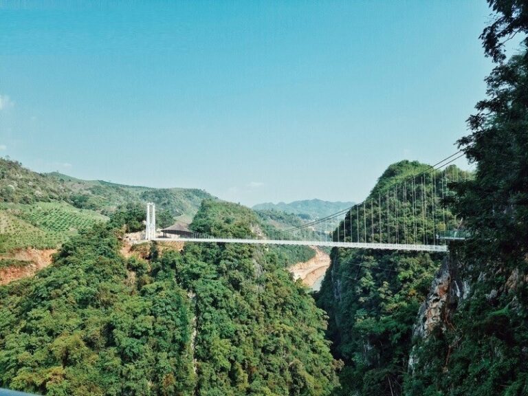 This is the longest bridge in the world! If you look down by mistake, you will catch your breath