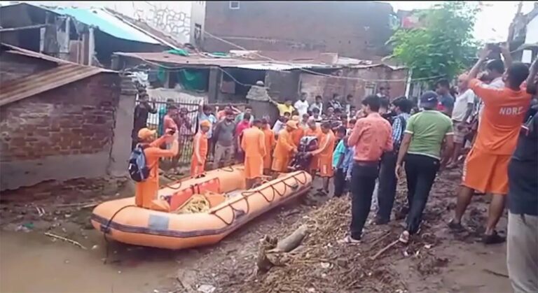 megharajas-roaring-form-siswa-village-of-anand-turned-into-a-bat-ndrf-team-arrives-for-rescue