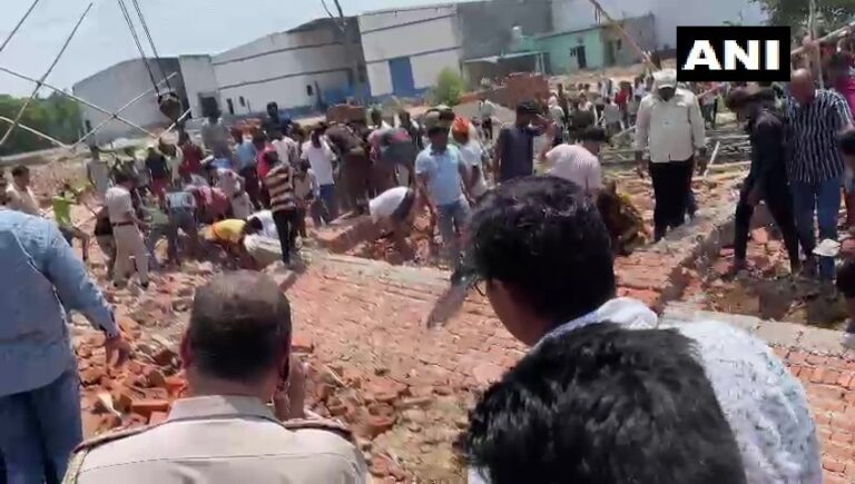 Delhi-wall-collapses-at-alipur-godown-and-6-people-die