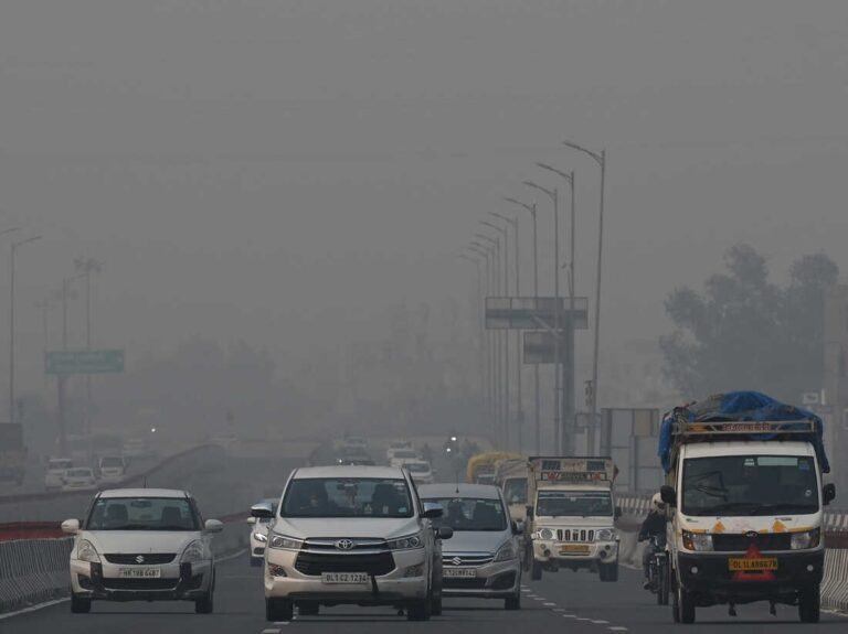 The pollution in the air of Delhi is continuously increasing! All diesel vehicles except BS-6 were banned