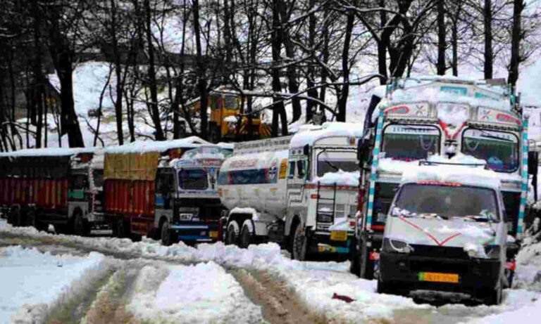 Heavy snowfall in Kashmir! Vehicular movement was stopped