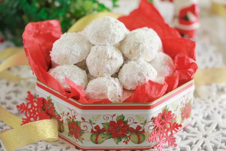 Make special snowball cookies for kids at Christmas, here's the recipe