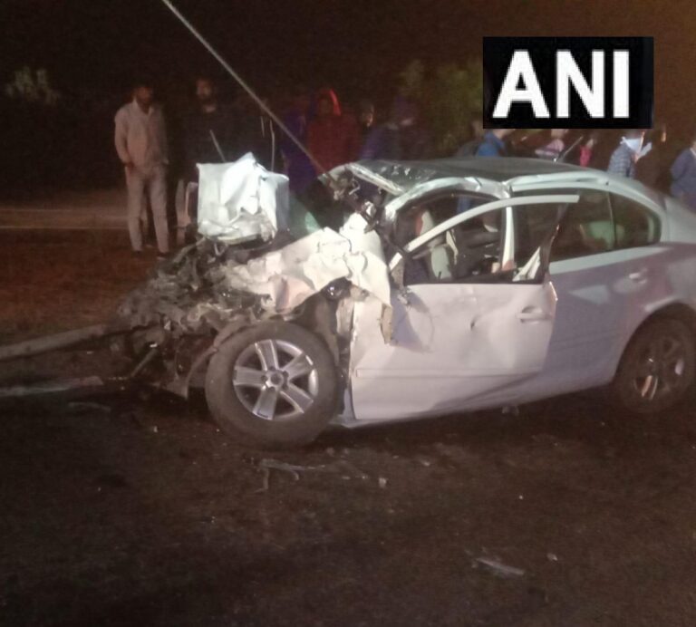 horrific-accident-car-bus-collision-on-mumbai-ahmedabad-highway-4-died