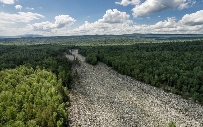 The only river in the world, where stones instead of water, even scientists could not solve the mystery