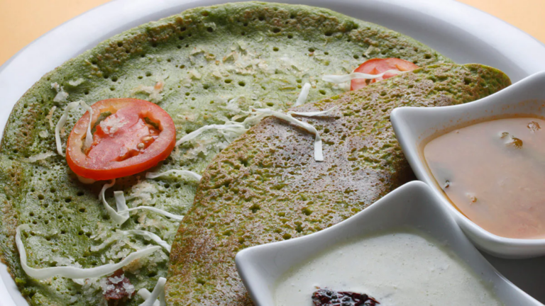 Start the day with nutritious Palak Paneer Uttapam, serve hot for breakfast, the recipe is also very easy.