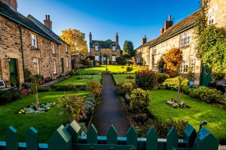 The doors of every house in this village are green, no one can buy their own house, know what is the strange rule