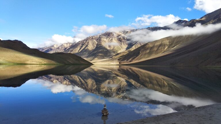 Which lake in India keeps changing its color, what is the connection with Mahabharata and silk route?