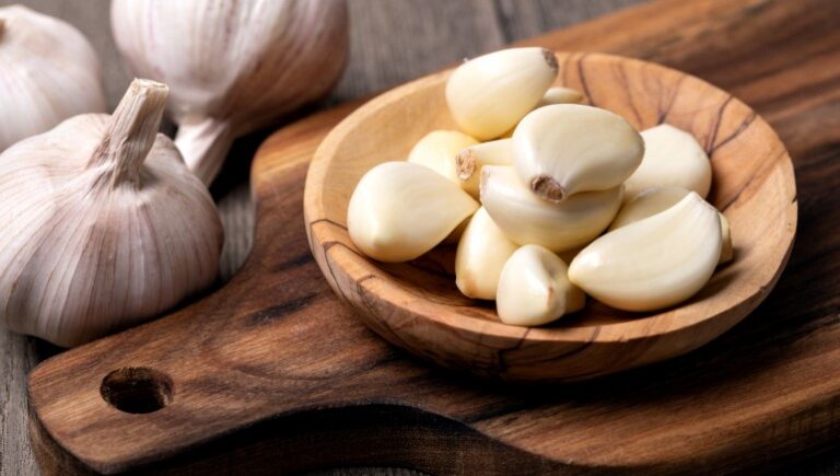 Diabetic patients should chew 2 cloves of garlic in the morning on an empty stomach, besides controlling sugar, they will get 5 great benefits