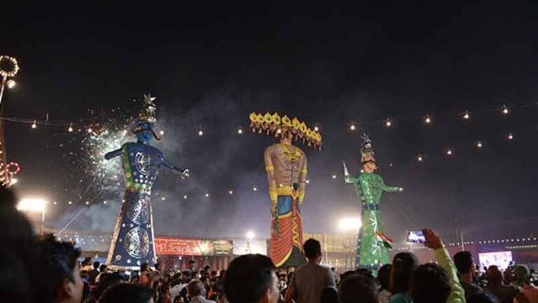 Dussehra is celebrated in a unique way in many states of the country, tourists from abroad come to witness the celebration