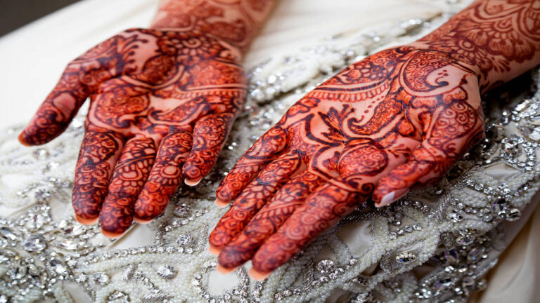 With this dark remedy, the color of henna will be very dark, you will not take your eyes off your hands